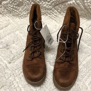 NIB Universal thread boots